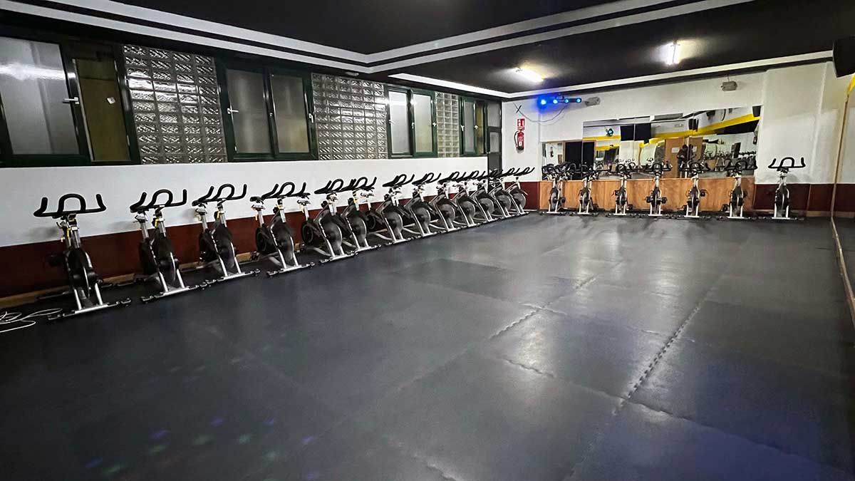 Gimnasio con clases dirigidas