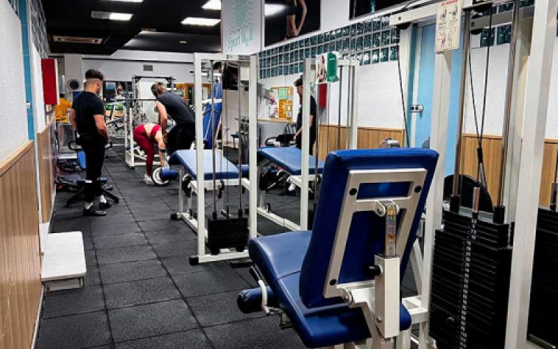 Sala de máquinas para musculación